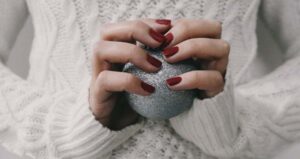 Poate fi îndepărtată oja semipermanentă acasă