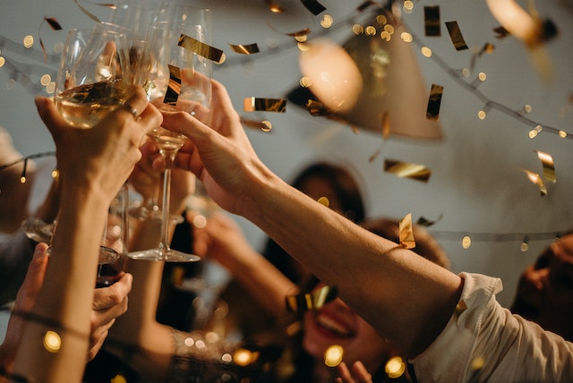 4 trucuri care vă vor ajuta să organizați o petrecere distractivă de majorat