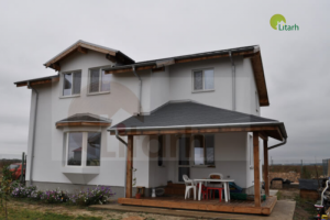 casa-spatioasa-din-lemn-cu-etaj-terasa-acoperita-si-gradina-situata-intr-un-cadru-rural-linistit-litarh
